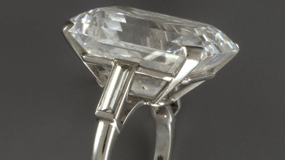 Museum £750,000 Cartier diamond ring - BBC News