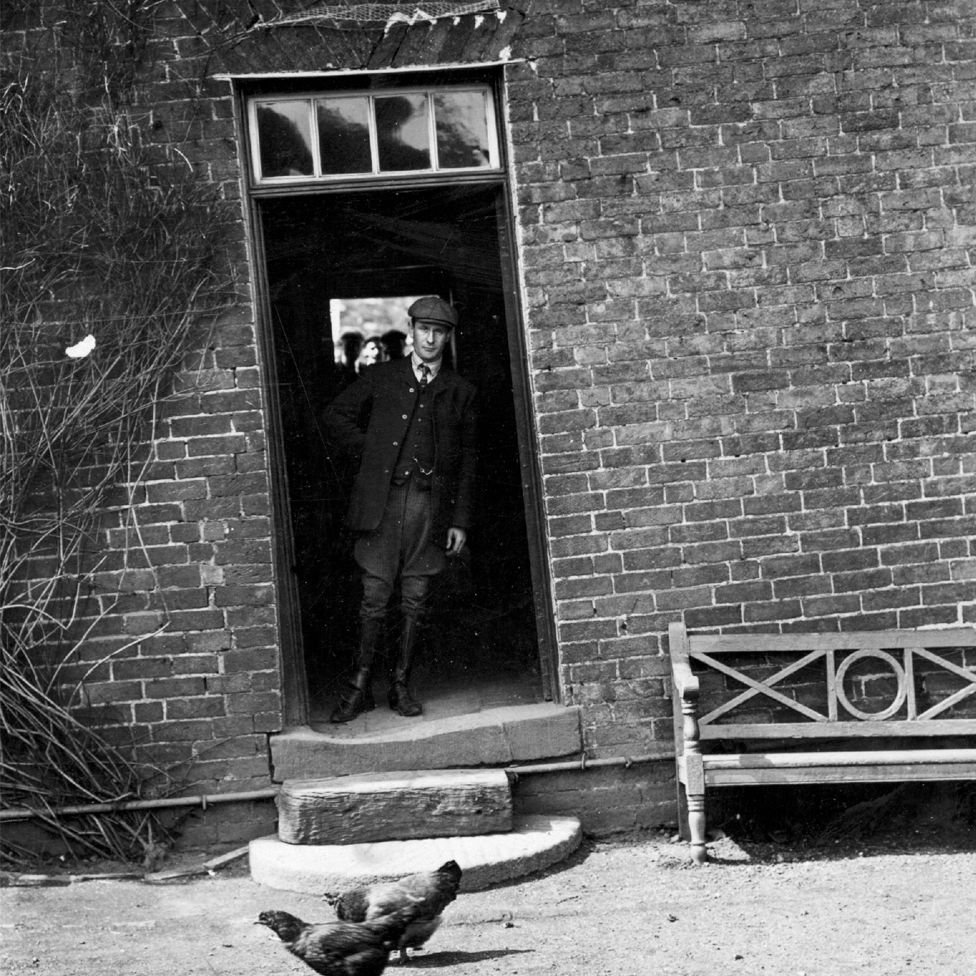 The Glynne Arms, a crooked public house in Staffordshire, seen in April 1907