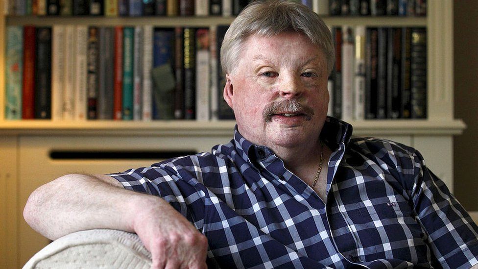 Falklands veteran Simon Weston 'friends' with jet bomber BBC News