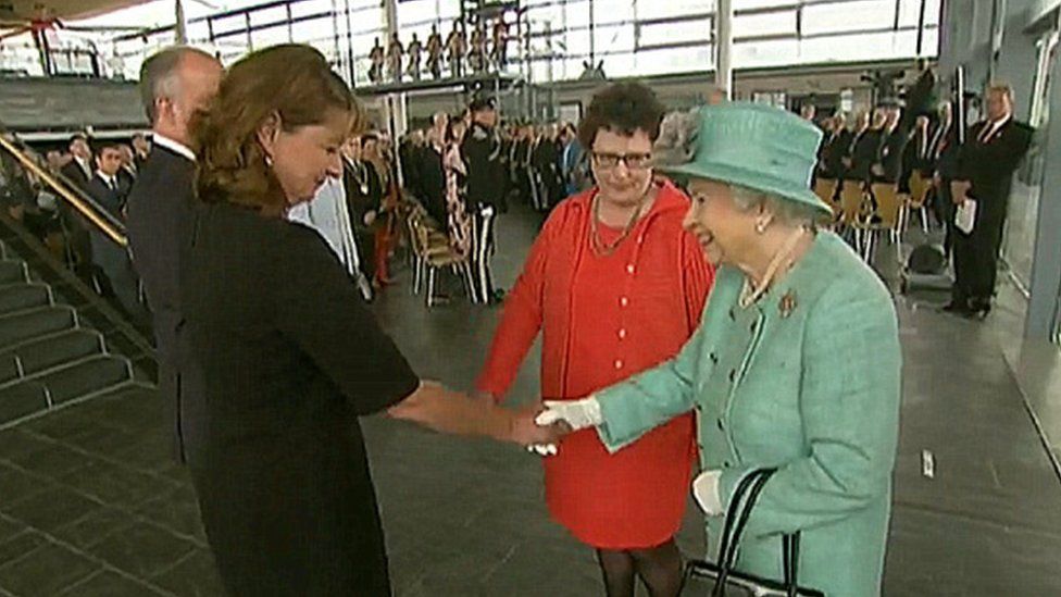 Leanne Wood shaking hands with the Queen