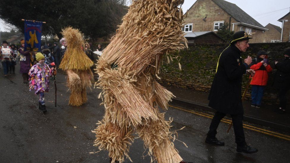 Straw Bear Festival: Traditional English festival returns - BBC Newsround