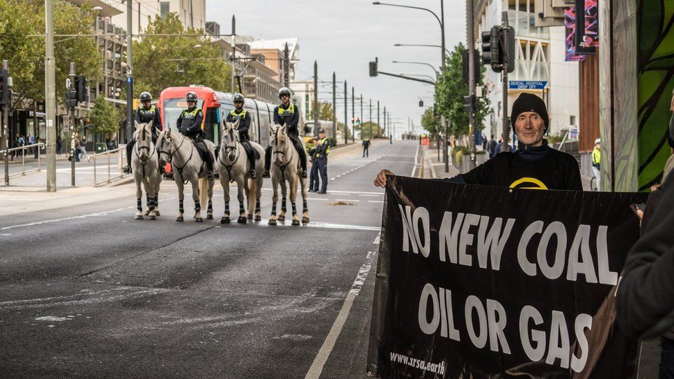 Полиция реагирует на серию климатических протестов в Аделаиде, Южная Австралия, 19 мая