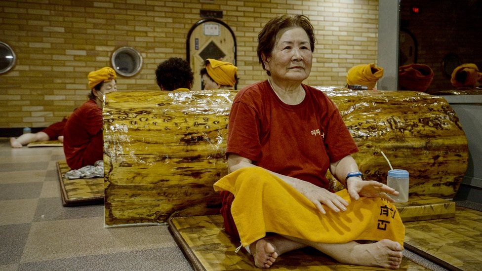 Hong In-su at the sauna