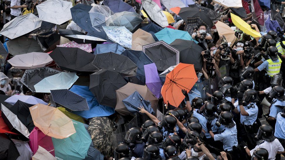 示威者以雨傘抵抗警察。