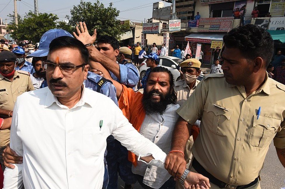 Индуистские активисты задерживаются во время акции протеста против намаза, предложенного мусульманскими преданными на открытой площадке, на рынке сектора 12, 29 октября 2021 года в Гуруграме, Индия.