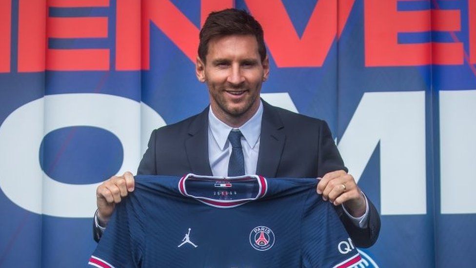 Лионель Месси держит свою новую майку Paris St-Germain