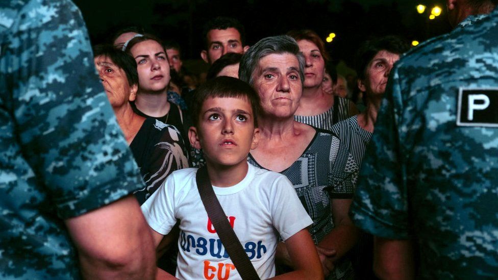 Демонстранты собираются потребовать открытия заблокированной дороги, соединяющей регион Нагорного Карабаха с Арменией, в Степанакерте, 25 июля 2023 г.