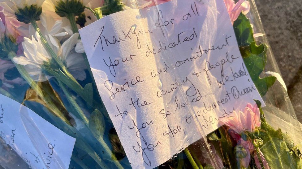 A bunch of flowers with a thank-you note to the Queen