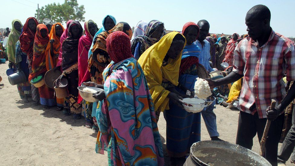 Women queuing for food at Dikwa camp (file photo from 2 February 2016)