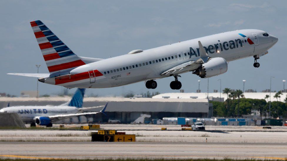 Самолет American Airlines покидает взлетно-посадочную полосу