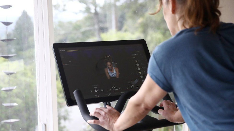 une femme avec un vélo Peloton