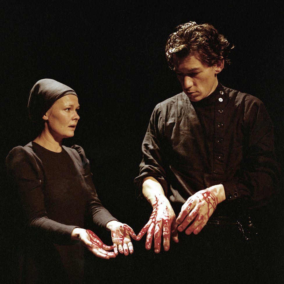 Джуди Денч в роли леди Макбет и Иэн МакКеллен в роли Макбета после убийства короля Дункана в постановке RSC в 1977 году