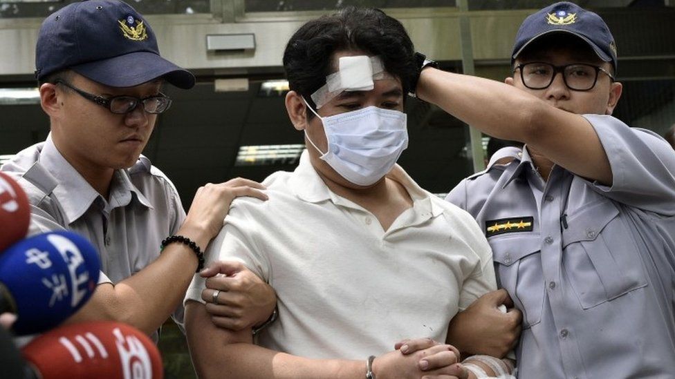 Police escort suspected sword attacker Lu in Taipei (18 Aug 2017)