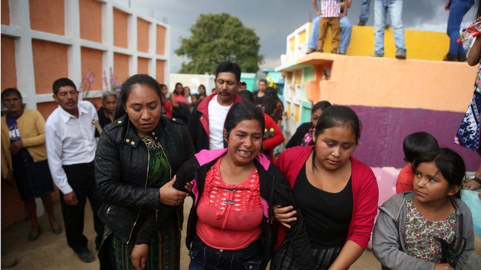 Глория Перес (c) оплакивает свою 14-летнюю сестру Ану Розелию, погибшую в результате пожара в гватемальском детском доме