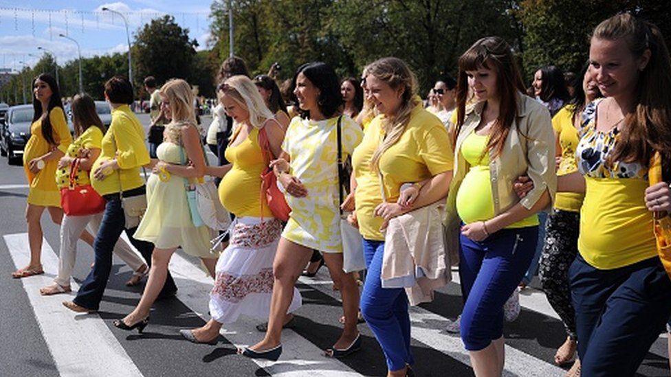 Беременные женщины переходят дорогу на параде в центре Минска, Беларусь (30 августа 2015 г.)