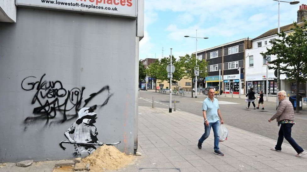 Posible mural de Banksy con un niño con palanca en Lowestoft