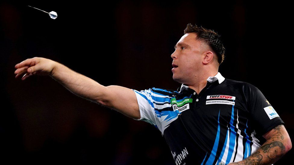 Y Cymro Gerwyn Price allan o bencampwriaeth dartiau'r byd - BBC Cymru Fyw