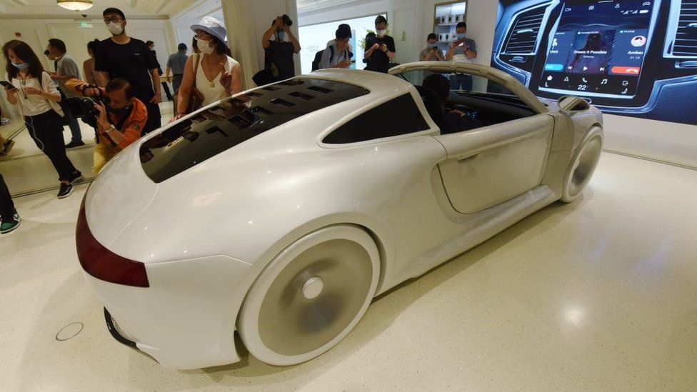 Автомобиль, оснащенный интеллектуальной системой Huawei в ее новом глобальном флагманском магазине.
