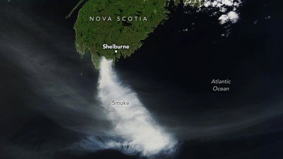Изображение, полученное с Международной космической станции, показывает большое облако дыма, спускающееся с южной оконечности Новой Шотландии.