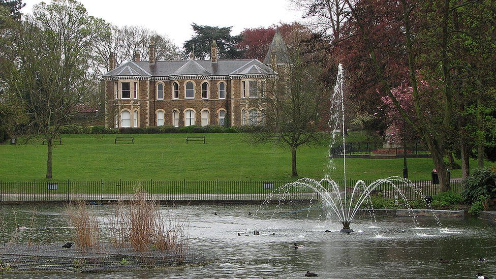 Arnot Hill Park and lake