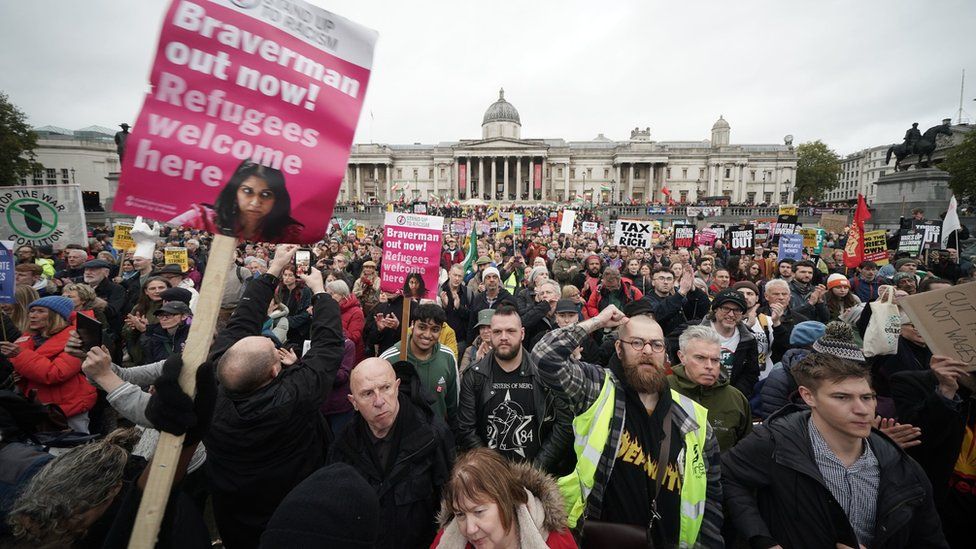 Thousands join London protest calling for general election - BBC News