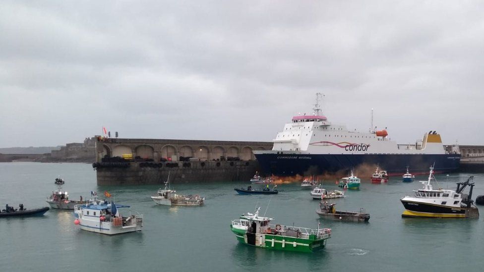 Французские рыбацкие лодки блокируют гавань Сент-Хелиер