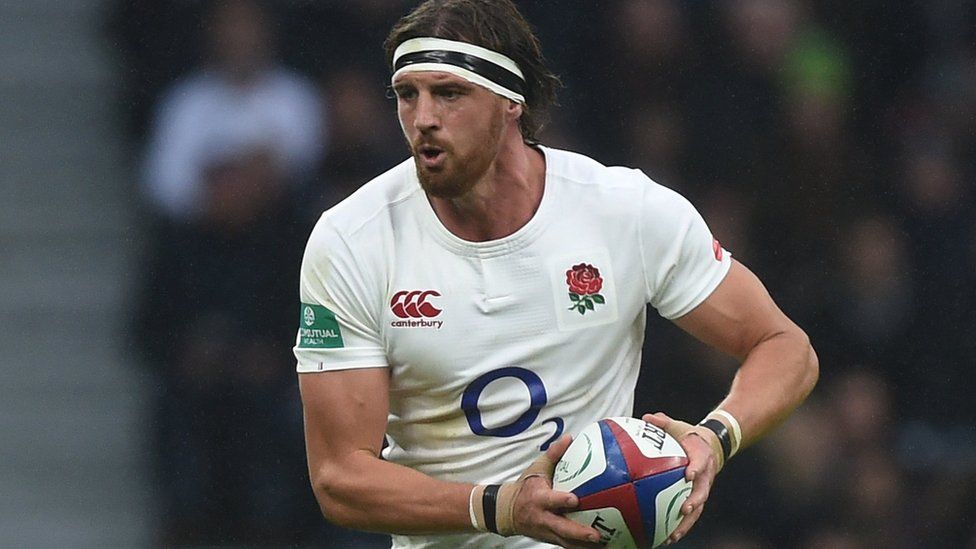 El ex capitán de Inglaterra Tom Wood lleva el balón durante un partido de Test