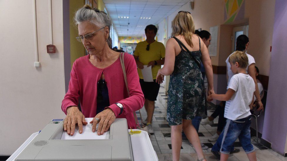 A woman votes at a polling station in Moscow on September 9, 2018 during regional elections that Kremlin-loyal candidates are set to dominate, as police detained dozens of supporters of a jailed opposition leader who called for protests over pension reform
