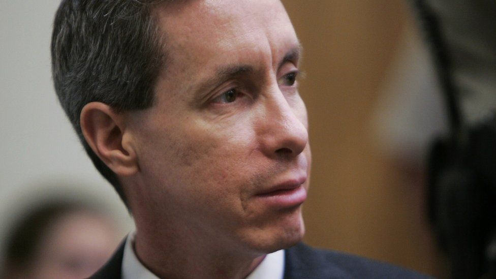 Warren Jeffs looks over at the jury during his trial September 25, 2007