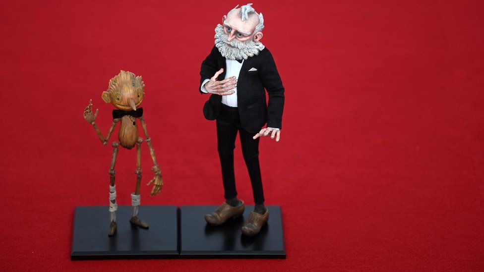 Puppen aus Pinocchio von Guillermo del Toro auf dem roten Teppich bei der Verleihung der EE BAFTA Film Awards 2023 im Southbank Centre in London