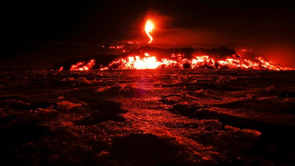 Le mont Etna, le volcan le plus haut et le plus actif d'Europe, a craché de la lave lors de son éruption en février sur l'île de Sicile, au sud du pays