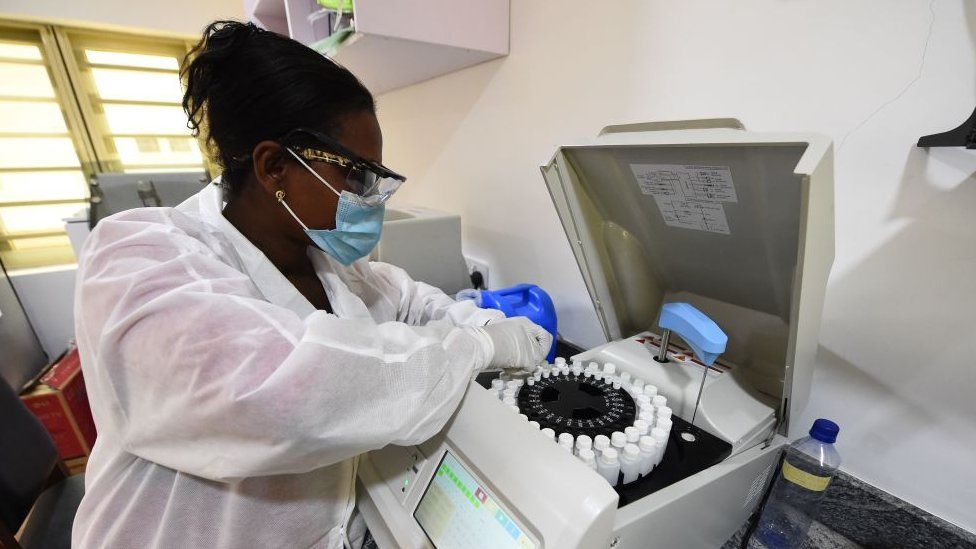Заместитель директора лаборатории Стелла Атеве анализирует химические профили в Государственном изоляционном центре Лагоса в Ябе, Лагос