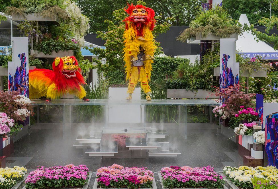 Lion dancers in Wuhan Water Garden