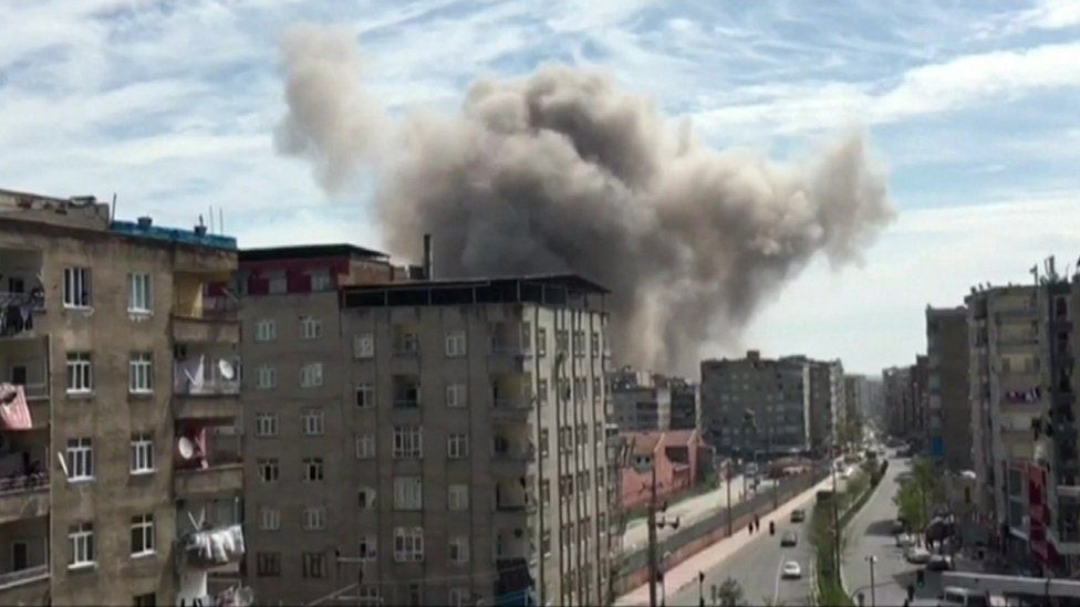 Smoke hangs over Diyarbakir - video grab, 11 Apr 17