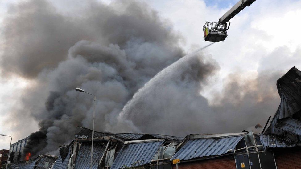 Leeds fire: Blaze sends black smoke over city - BBC News