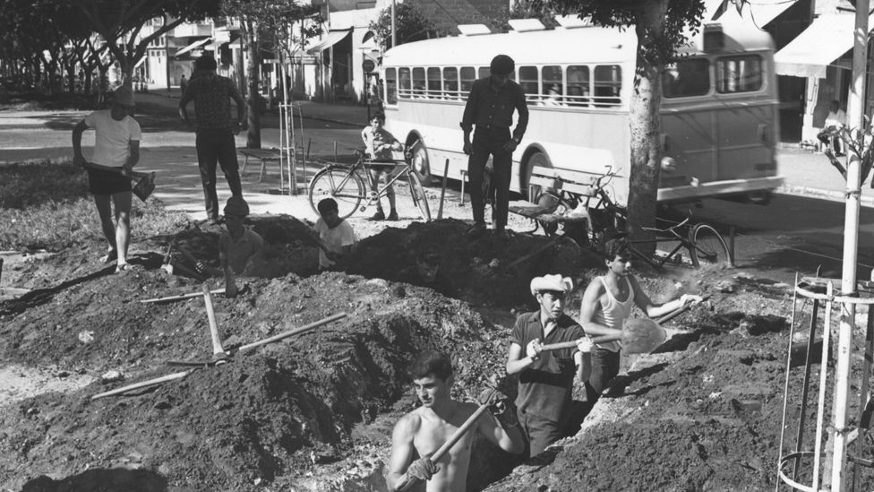 A group of men build shelters in Tel Aviv, June 1967