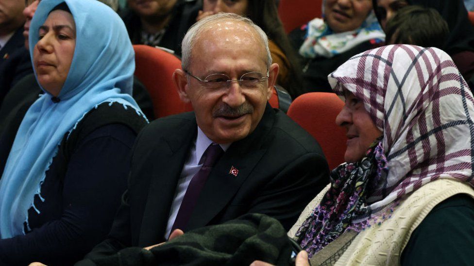 Кемаль Киличдароглу (в центре), кандидат в президенты от основного оппозиционного альянса Турции, на предвыборном мероприятии «Встреча по страхованию поддержки семьи» в помещении
