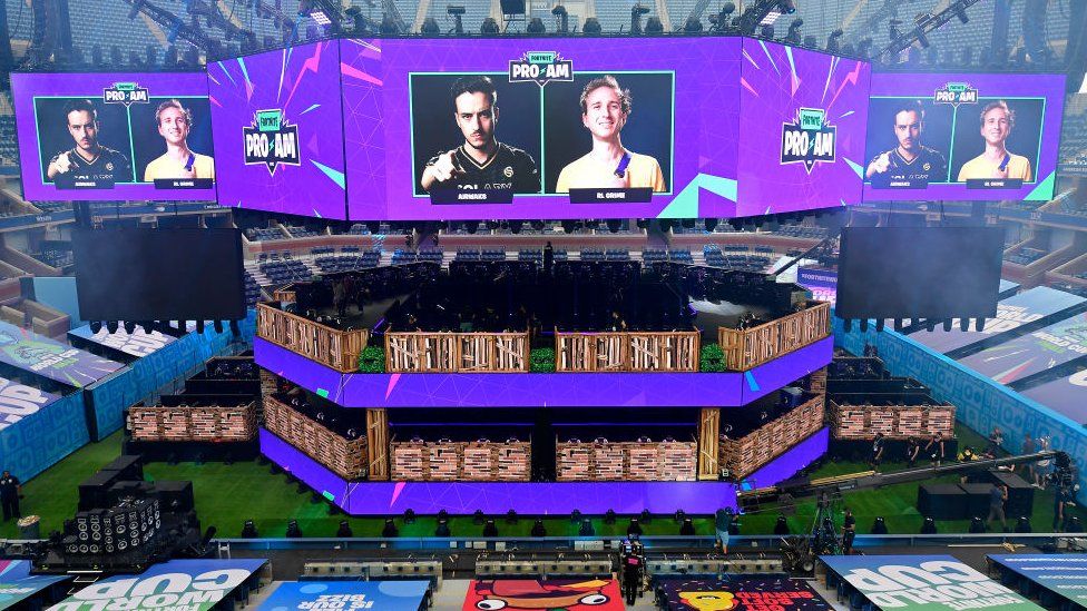 Экраны, показывающие события Кубка мира по Fortnite