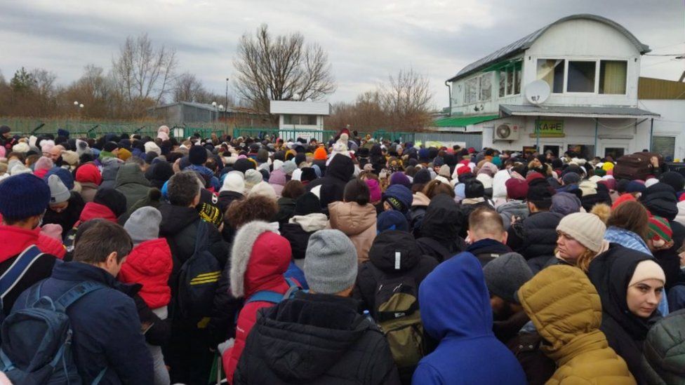Crowds at Ukraine-Poland border