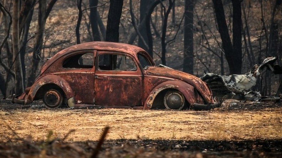 Остатки автомобиля, разрушенного лесными пожарами в Балморале, Новый Южный Уэльс