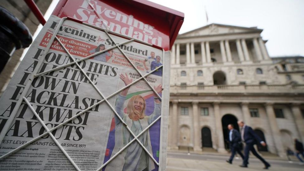 Лондонская газета Evening Standard с заголовком «Фунт достиг рекордно низкого уровня из-за негативной реакции на снижение налогов кваси» PA