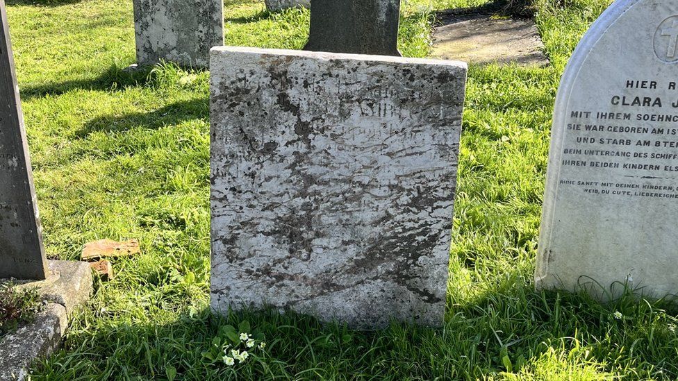 Isles of Scilly churchyard volunteers uncover buried tales BBC News