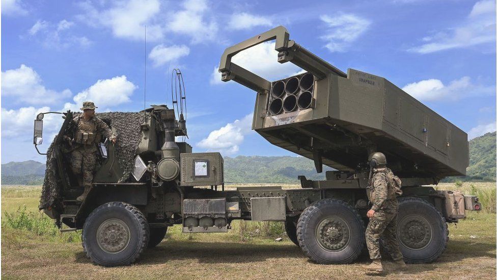 Philippines troops with a US-supplied HIMARS launcher