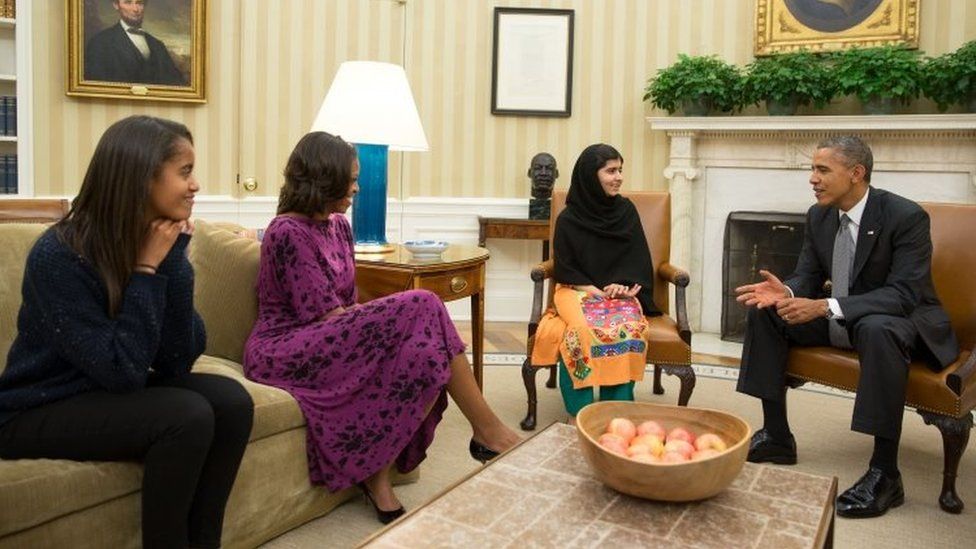 US President Barack Obama (right), first lady Michelle Obama (second-left), and their daughter Malia Obama (left) meet with Malala Yousafzai in the Oval Office (11 October 2013)