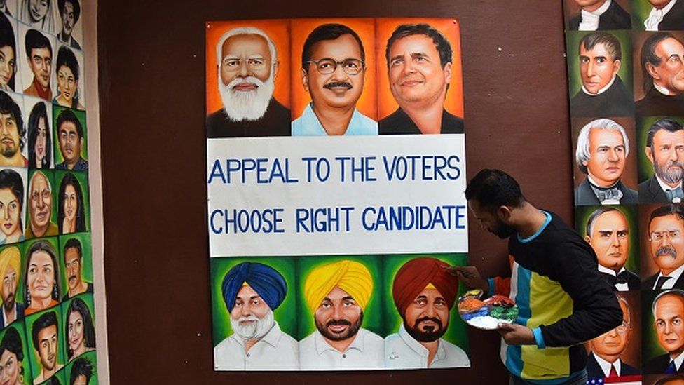 Художник Джагджот Сингх Рубал наносит последние штрихи на изображение различных политических лидеров перед выборами в Пенджабскую ассамблею, 13 февраля 2022 года, Амритсар, Индия.