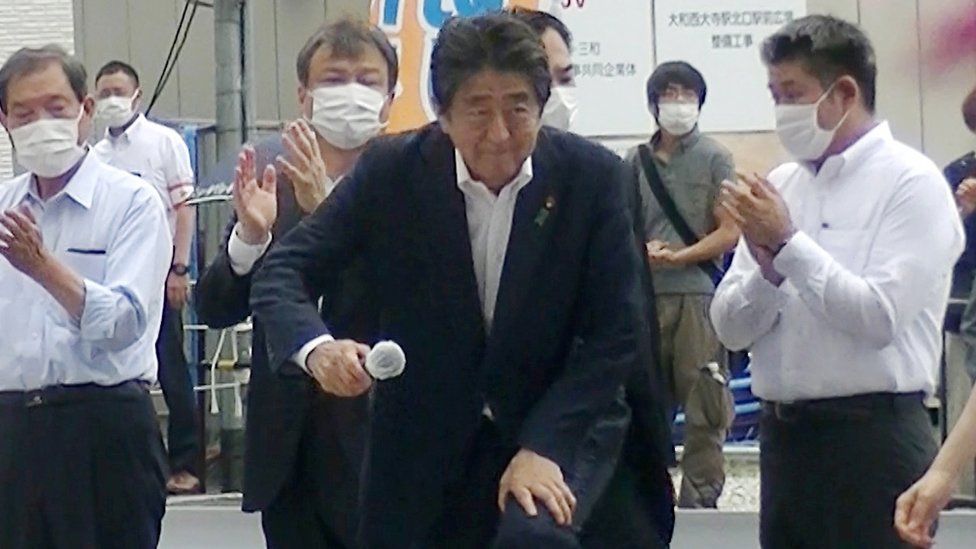 Shinzo Abe se aproximando para falar momentos antes de ser baleado