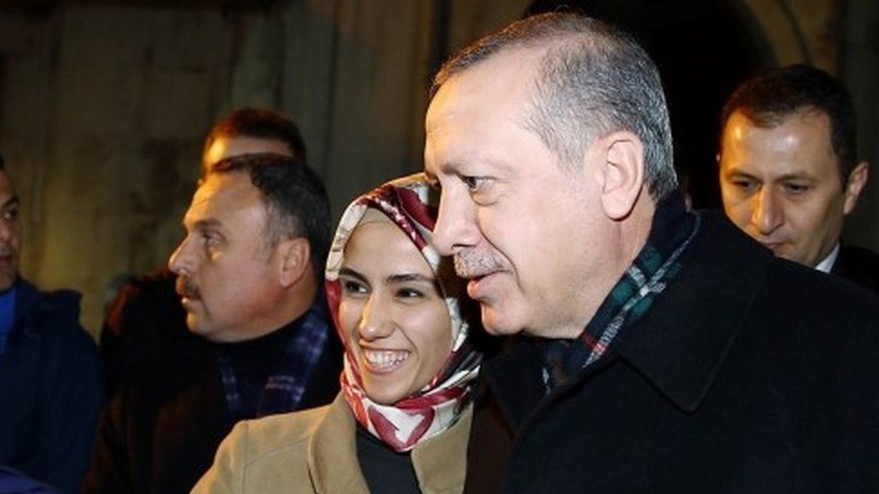 Turkey's President Recep Tayyip Erdogan (right) and his daughter Sumeyye Erdogan (2nd on the right) i Istanbul (02 November 2015)