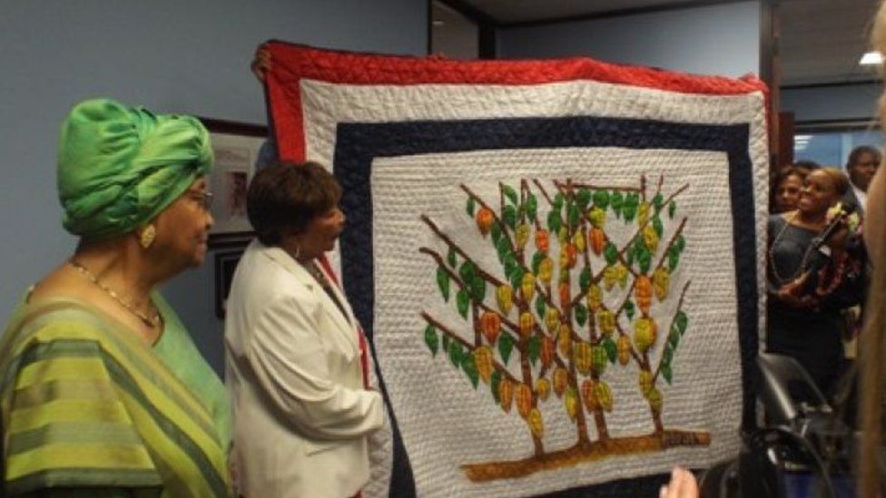 Ellen Johnson Sirleaf with a quilt gift