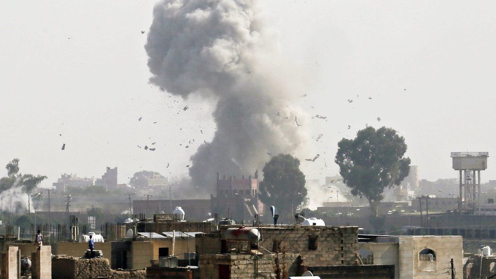 Smoke rises from Sanaa, Yemen, after reported air strike by Saudi-led coalition (31 August 2016)