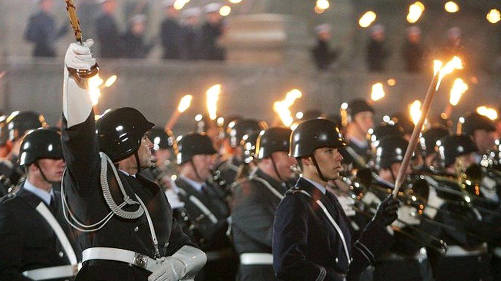Члены немецких вооруженных сил, Бундесвера, несут факелы на церемонии, названной "grosser Zapfenstreichen" в 2005 году